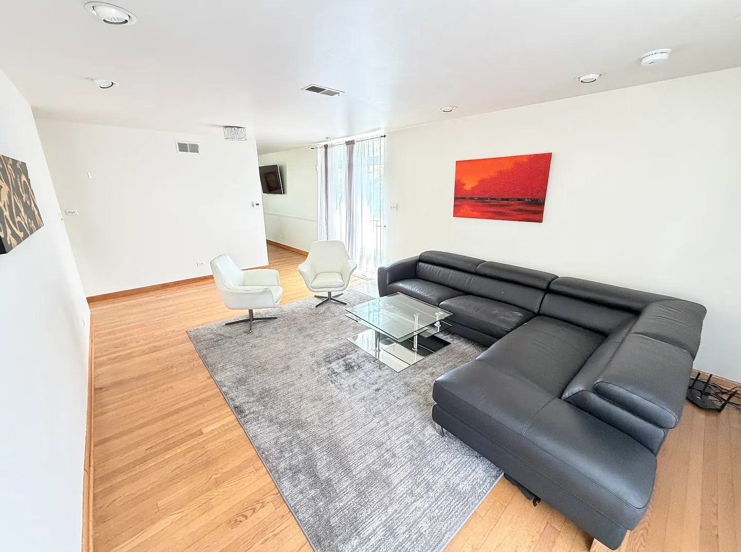 4 bed, 2.0 bath, 2200 sqft, $4,200 — Photo 2