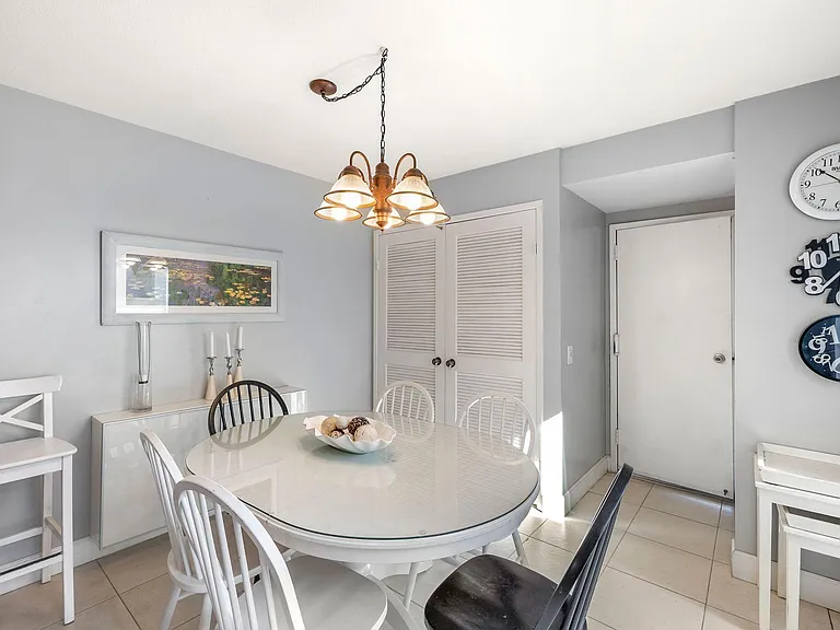 69 Kingston Ct W — Photo 20
