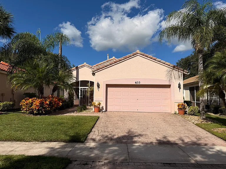 633 NW Whitfield Way — Photo 1