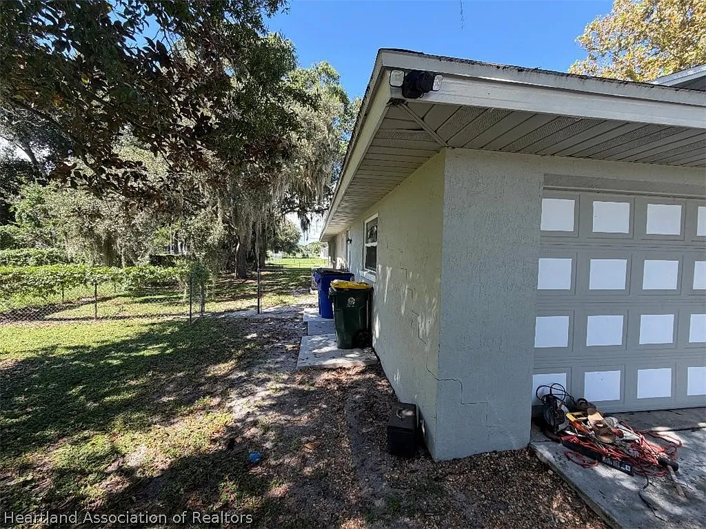 3 bed, 2.0 bath, 1692 sqft, $1,900 — Photo 2
