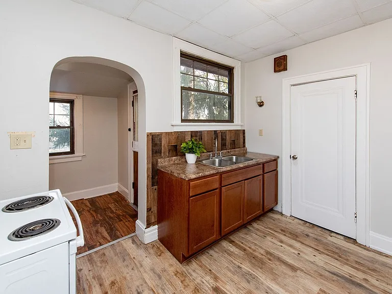 Beautifully updated Tudor style duplex. Upper unit. Large rooms. 2 balconies, private entry. Fenc... — Photo 18