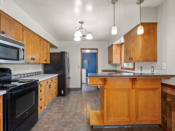 4th image of 801 SW 37th St