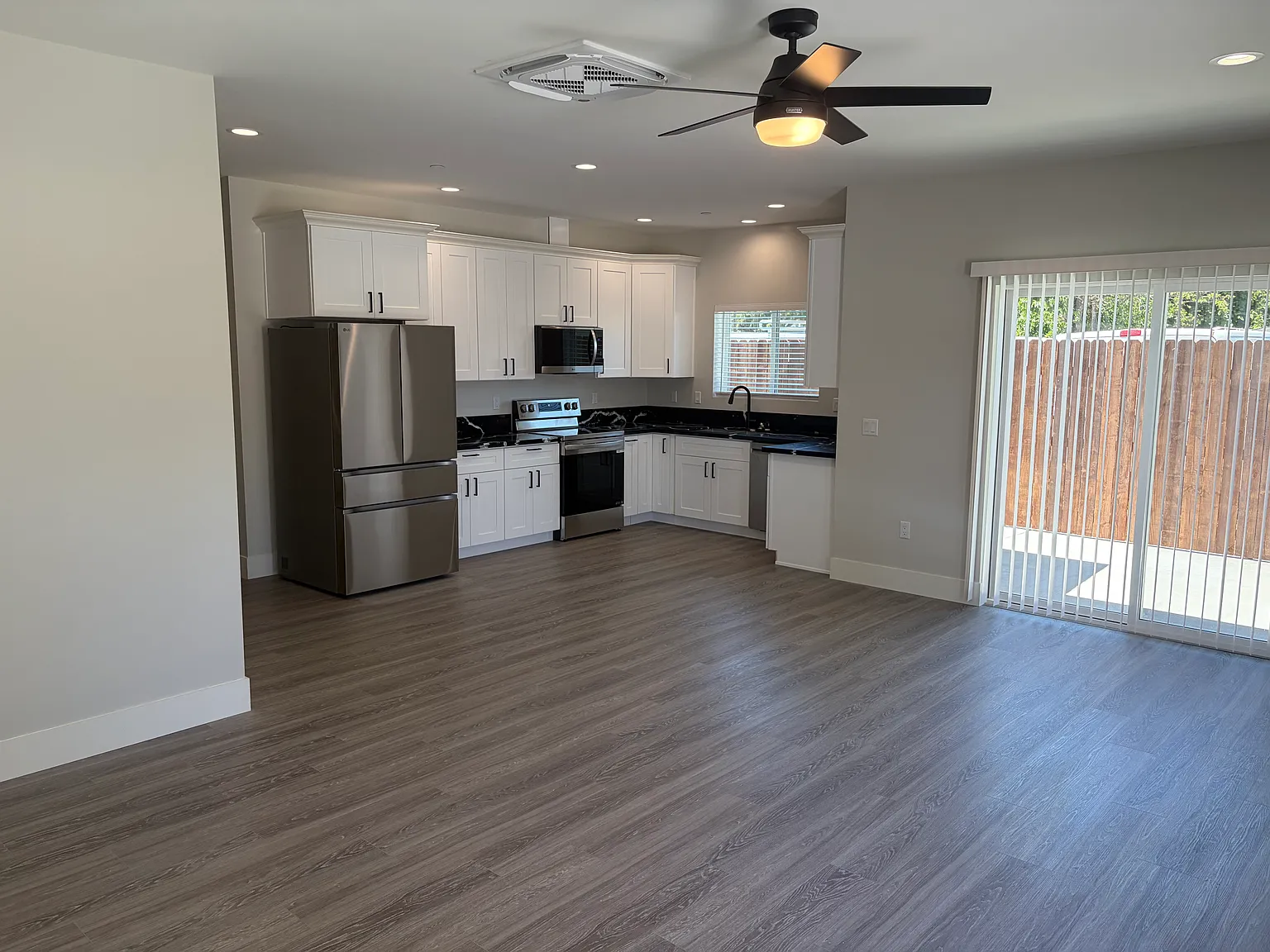 3 bed, 1310 sqft, $3,395 — Photo 4