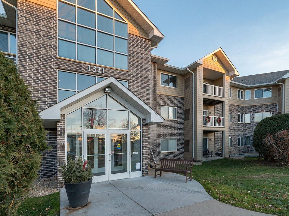 1st image of 1321 Lake Dr APT 321