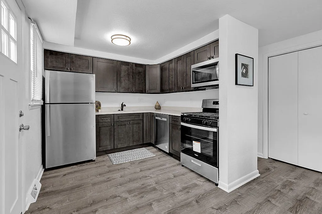 3 bed, 1.5 bath, 1084 sqft, $1,595 — Photo 3
