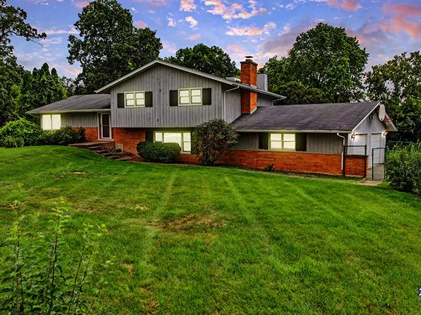 28389 N Oak Knoll Rd, McHenry, IL 60051