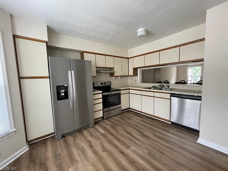 3 bed, 2.5 bath, 1450 sqft, $2,195 — Photo 2