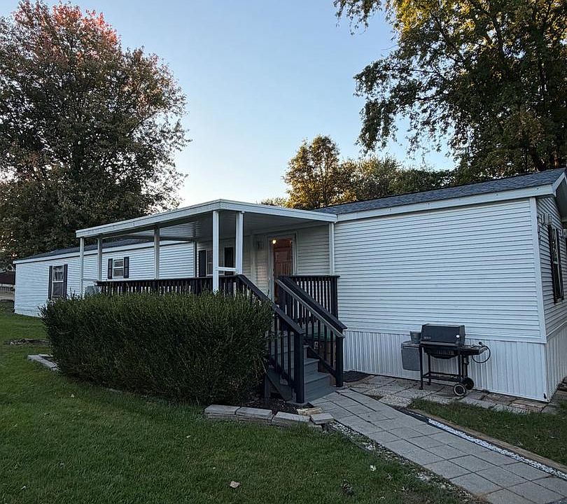 1st image of 747 Willow Ln