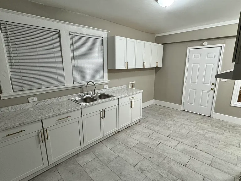 919 N Willett St — Photo 9