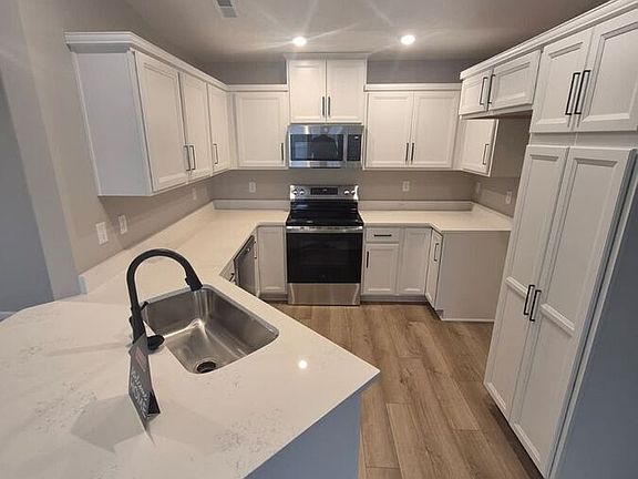 5th image of 568 Foxhill Dr
