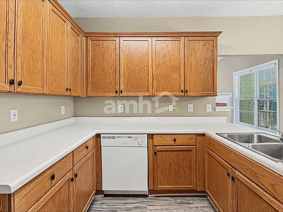 3rd image of 142 Candle Ln