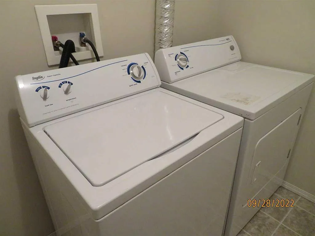 2 bed, 1.0 bath, 805 sqft, $1,300 — Photo 4