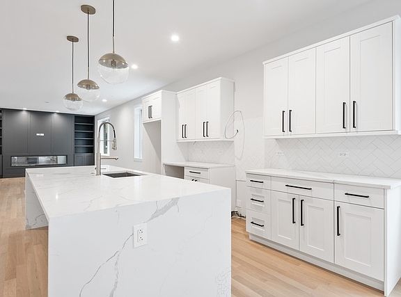 5th image of 1441 W Carmen Ave APT 1W