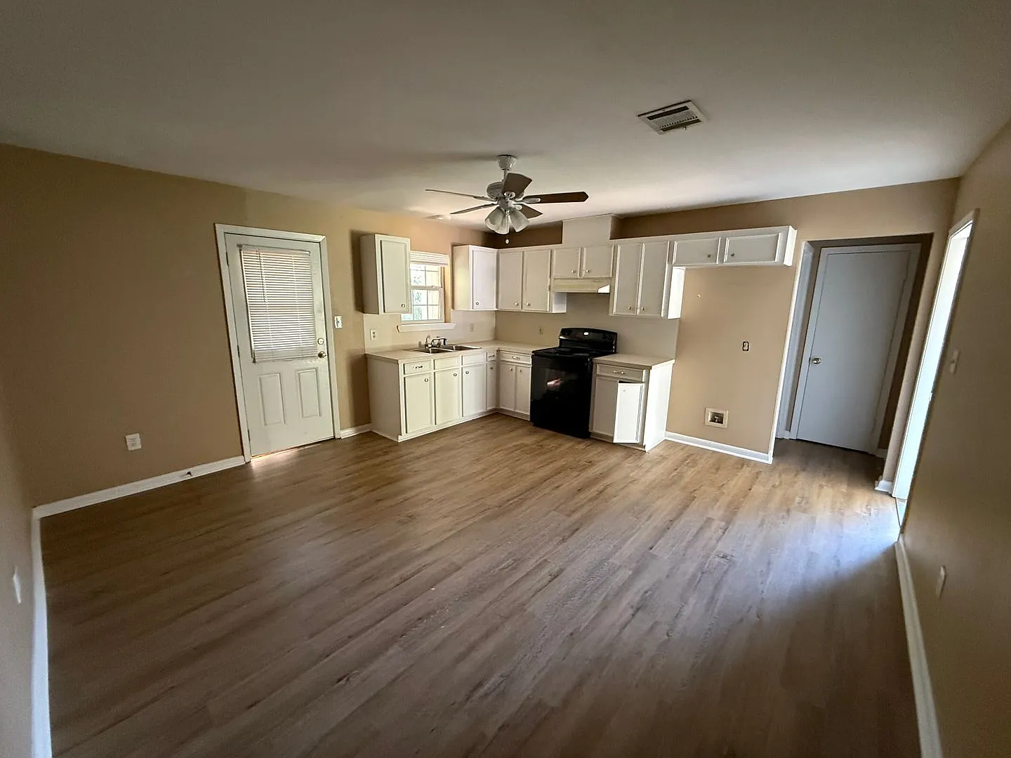 Benton 3 Bedroom, 1.5 Bathroom Home - Like New! — Photo 3