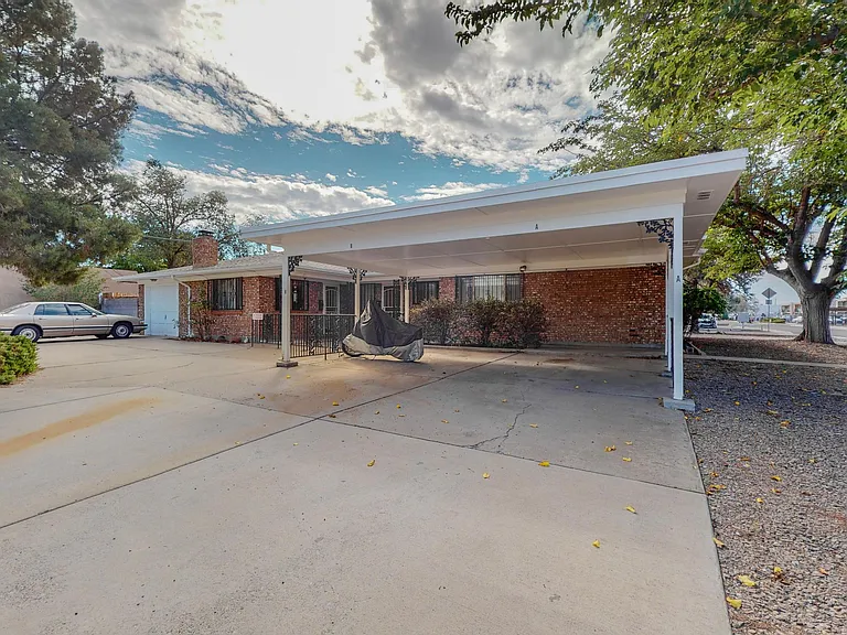 Alvarado Dr NE — Photo 23