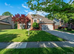7386 Woodlore Dr, West Bloomfield, MI 48323
