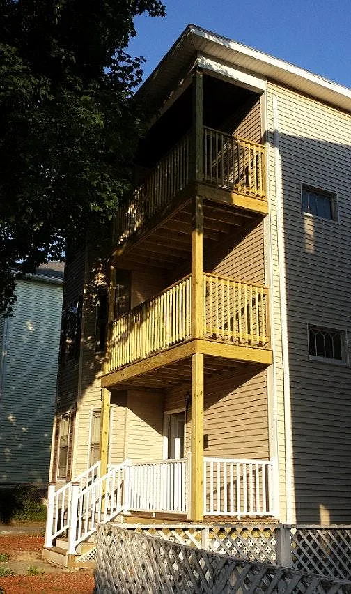 3 bed, 1200 sqft, $2,050 — Photo 1