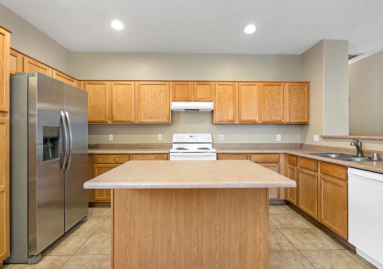 Fantastic 4BR in popular area of Litchfield Park — Photo 3