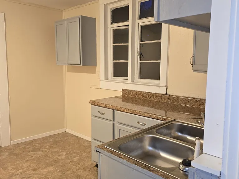 520 E Rose St — Photo 3