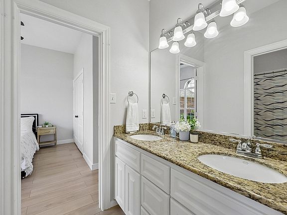 4th image of 15144 Delaney Ln