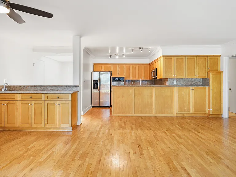616 N Flores — Photo 16