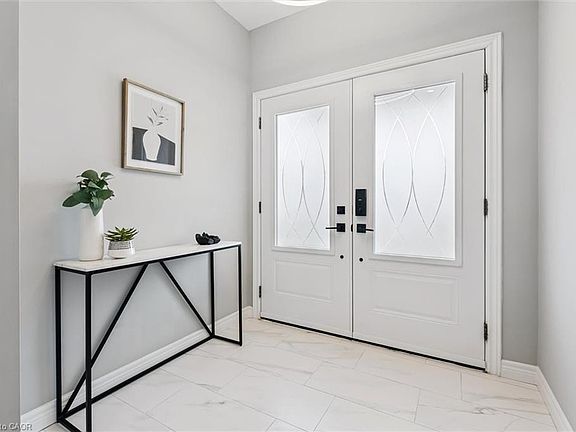 4th image of 628 Florencedale Cres