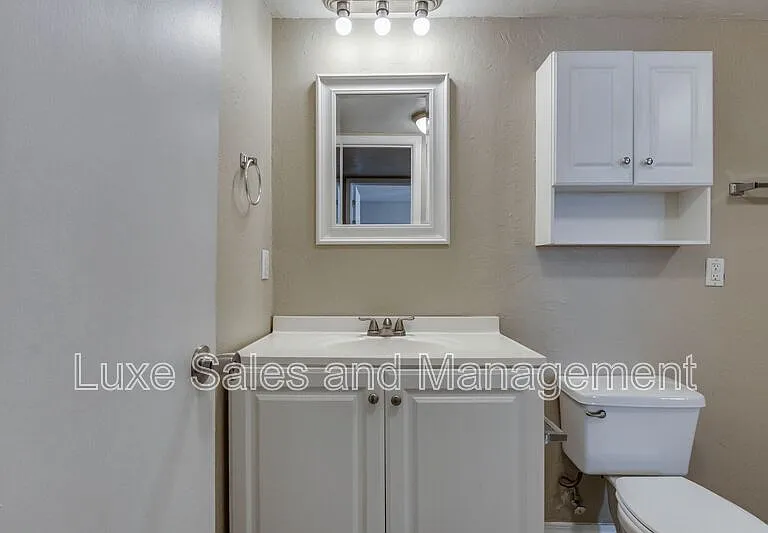 6026 Nw Expy #C — Photo 25