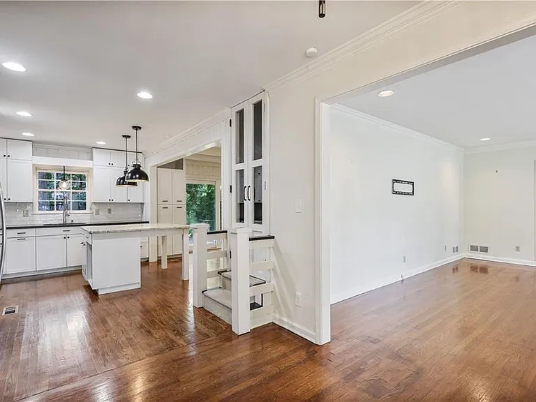 2509 Sharondale Dr NE — Photo 7