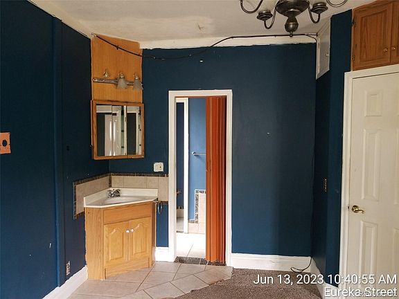 5th image of 223 Eureka Street