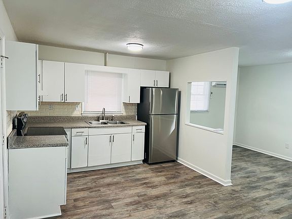 5th image of 131 College St