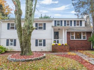 2 Meadow Ln, Kinnelon, NJ 07405