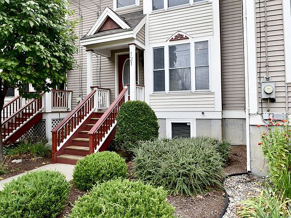 3rd image of 121 Grand Ave #121