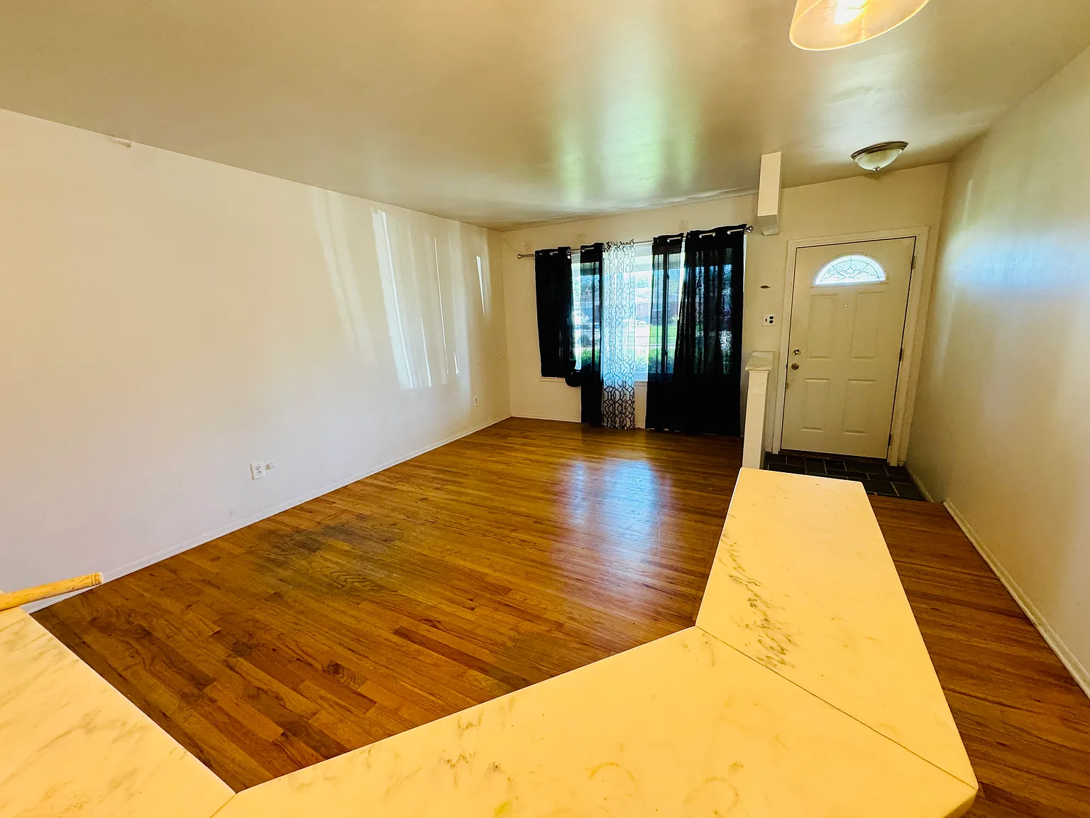 3 bed, 2442 sqft, $2,400 — Photo 2