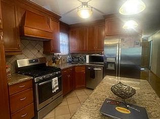 32-27 41st St #2, Astoria, NY 11103