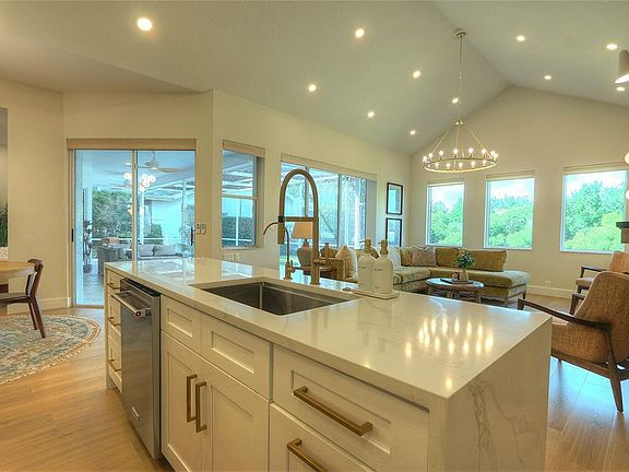 5th image of 204 Water View Ct