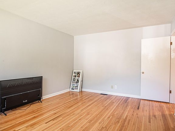 4th image of 8 Gaylord St #8