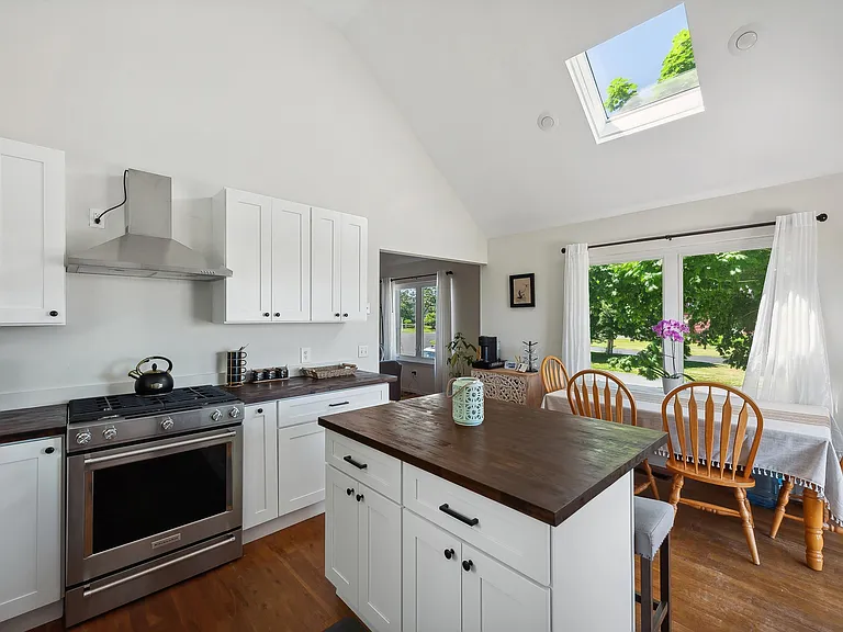 105 Benson Dr — Photo 6