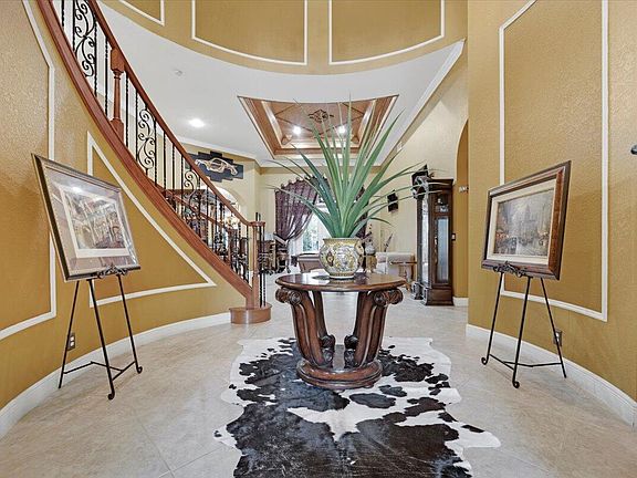 3rd image of 10726 Versailles Boulevard