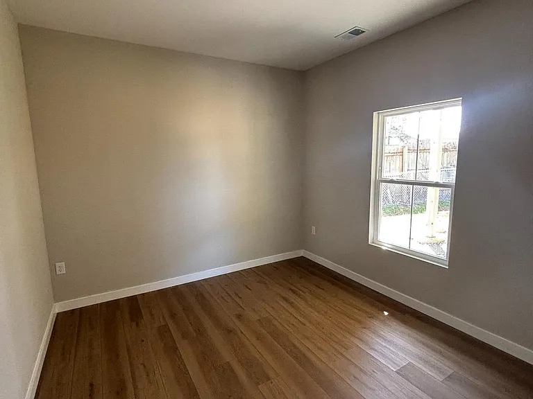 129 Evans St — Photo 17