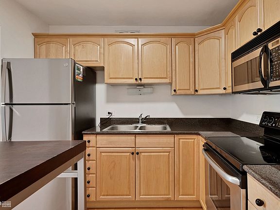 3rd image of 1660 N Lasalle St #204