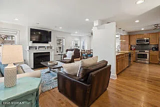 4 bed, 2.5 bath, 1900 sqft, $4,850 — Photo 4