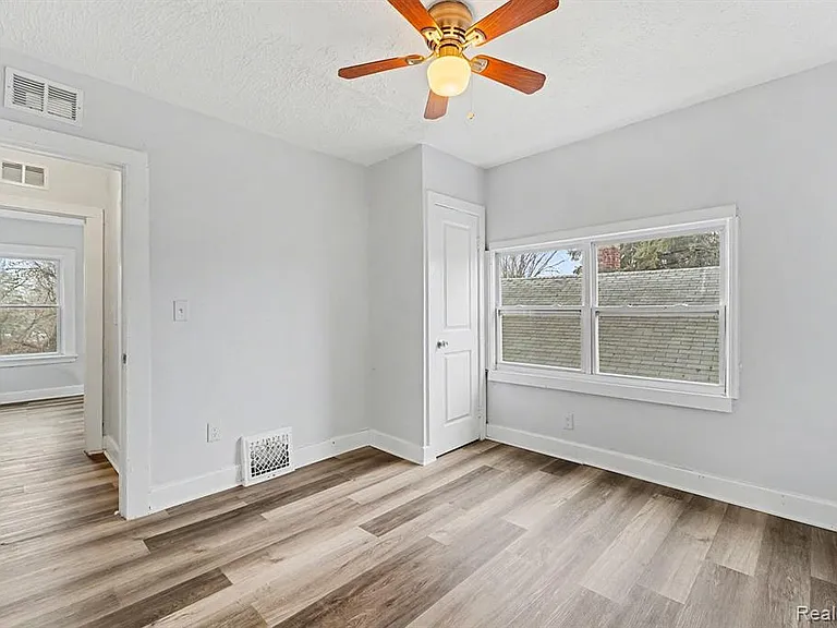 20 Frank St #2 — Photo 3
