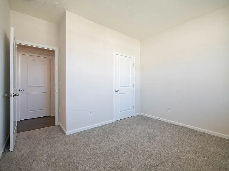 6 bed, 2729 sqft, $2,600 — Photo 3