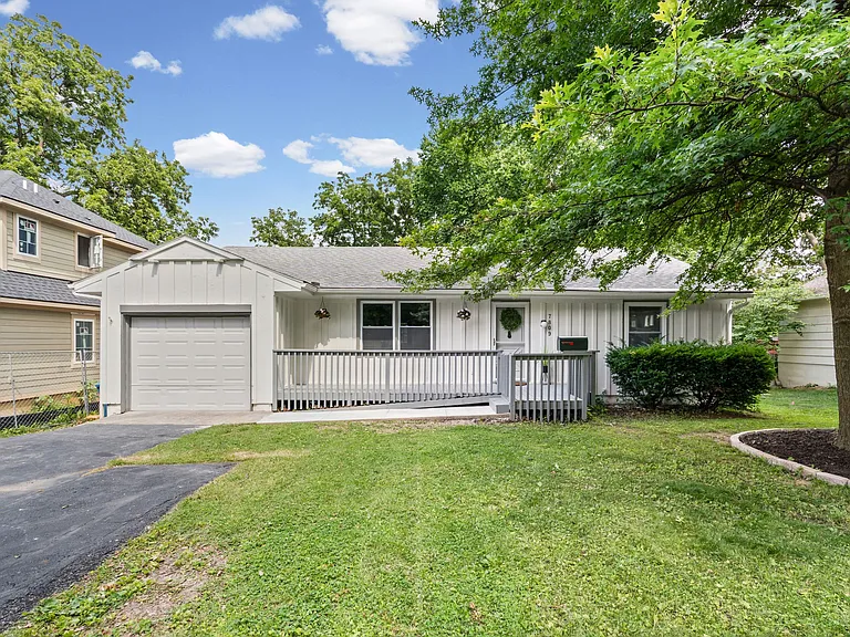 7809 Rosewood Dr — Photo 1