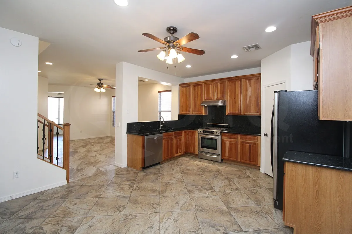 3 bed, 1.5 bath, 1733 sqft, $1,995 — Photo 3