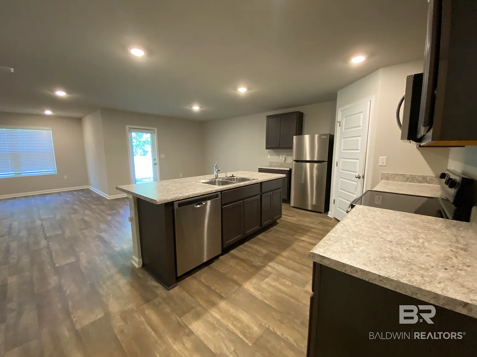 4 bed, 2.0 bath, 1827 sqft, $2,200 — Photo 2