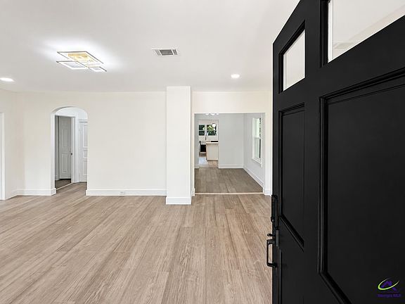 4th image of 305 Peachtree St