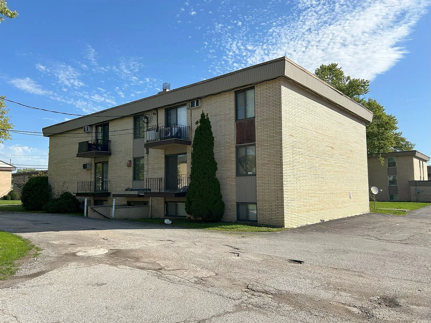 Maple Heights - 1 Bedroom - Covered Parking — Photo 4