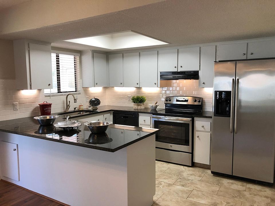 1st image of 10 Woodlands Cir