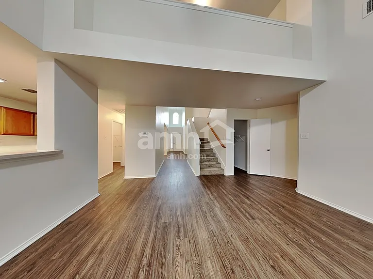 1036 Cove Hollow Dr — Photo 6